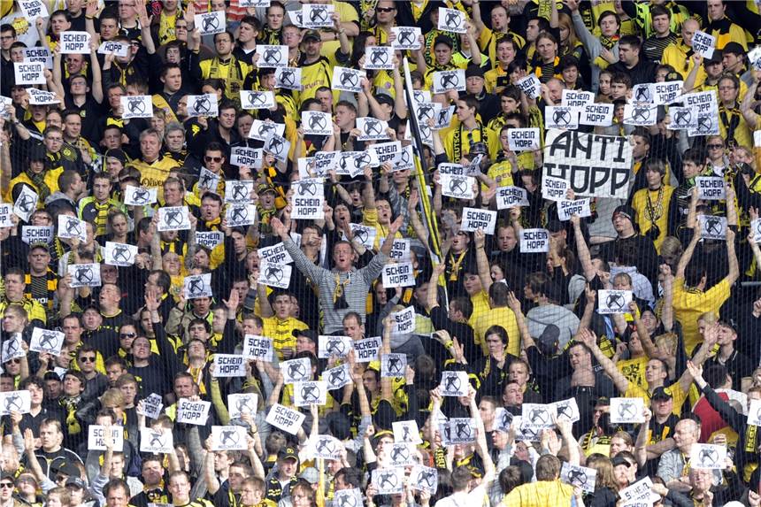 Fanhilfe Dortmund mit scharfer Kritik nach Verurteilung von BVB-Fans wegen Beleidigungen Die Fans von Borussia Dortmund protestieren gegen Dietmar Hopp, den Mehrheitsgesellschafter der TSG 1899 Hoffenheim. Drei BVB-Anhänger sind wegen Beleidigung zu einer Geldstrafe verurteilt worden.