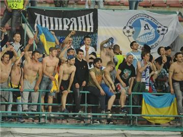 Die Fans von Dnjepr Dnjepropetrowsk wollen den Krieg im Europa-League-Finale für 90 Minuten vergessen. Foto: Ciro Fusco