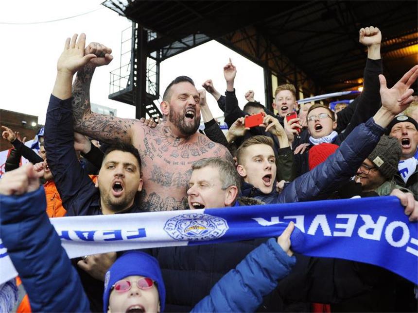 Fans singen Titel-Lieder: Leicesters Sensation rückt näher Die Fans von Leicester City feiern die Tabellenführung. Foto: Facundo Arrizabalaga