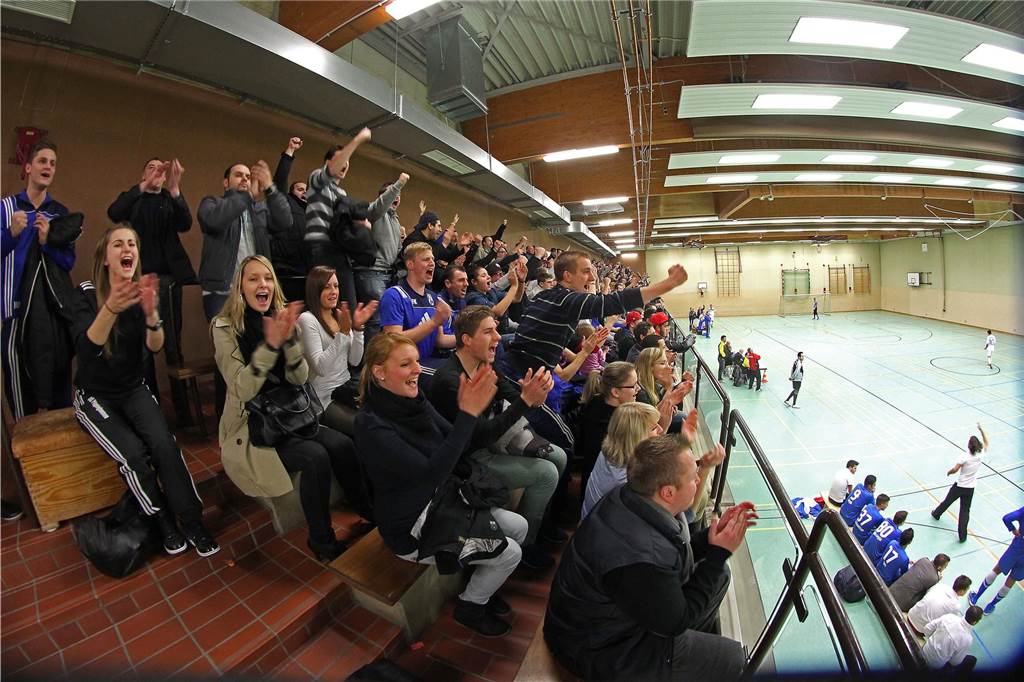 Castrop-Rauxeler Hallenstadtmeisterschaft: Finalist hatte Glück bei Einspruch, Fäuste flogen Die Fans von Wacker Obercastrop feierten lautstark den Treffer zum 4:2 beim 4:3 im Finale gegen den SV Yeni Genclik.
