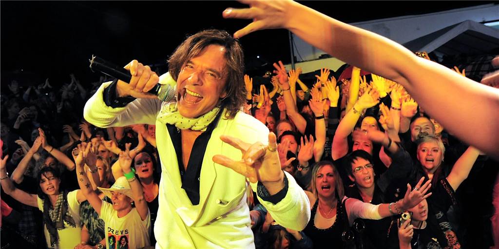 Die Fans waren außer Rand und Band, als Jürgen Drews am 16. Juli 2011 mit ihnen bei der Schlagernacht auf dem ETuS-Sportplatz in Schwerte-Ost feierte.