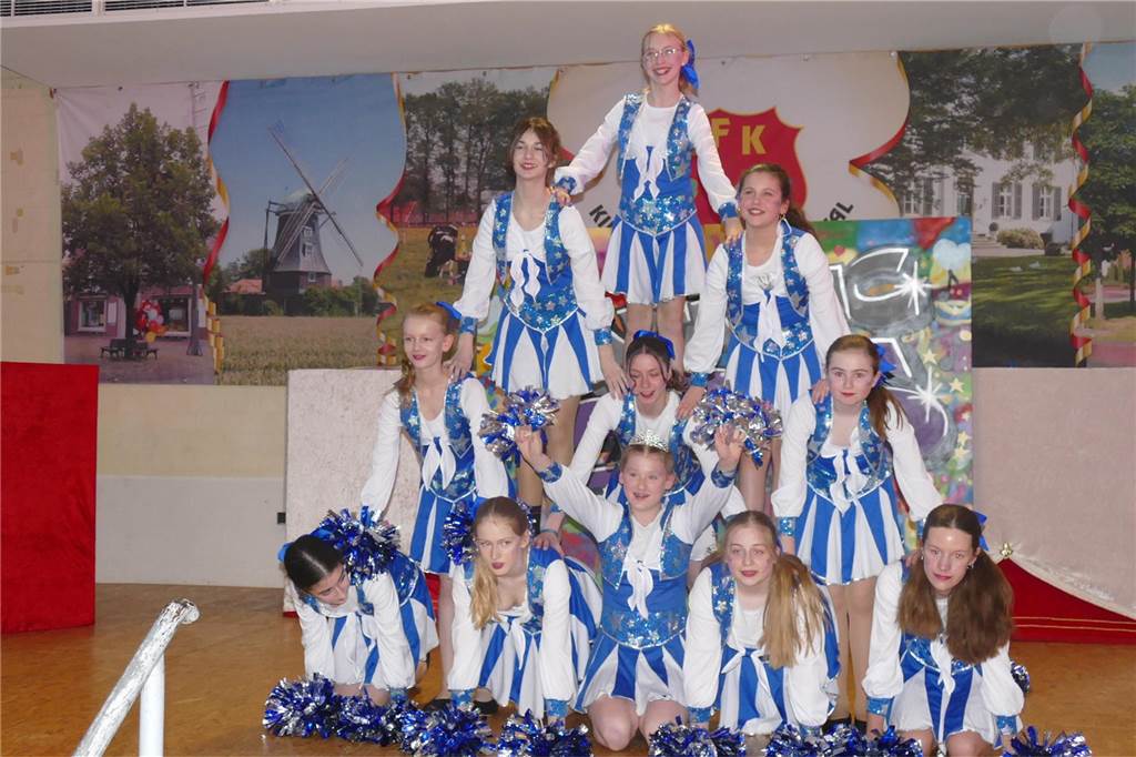 Viele Fotos : Spaß und Frohsinn beim Kinderbüttnachmittag beim KFK Rot-Weiß Südllohn Die „Fantastic Girls“ auf der Bühne beim Kinderbüttnachmittag des KFK Südlohn