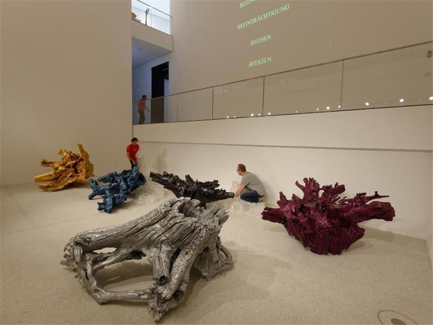 Grimmwelt in Kassel wird eröffnet Die farbig angemalten Wurzeln hat Ai Weiwei exklusiv für die Grimmwelt geschaffen. Foto: Swen Pförtner