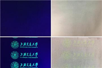 Die farblose Flüssigkeit, die sogar per Tintenstrahldrucker aufgebracht werden kann, besteht aus sogenannten Metall-organischen Gerüsten (MOFs) auf Blei-Basis. Foto: Congyang Zhang/Jiaotong University Shanghai