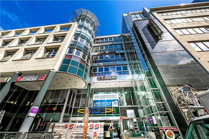 Hoffnung fürs verödete Einkaufszentrum Die Fassade bröckelt (r.), innen soll sich aber bald mehr tun: Das Westfalenforum, hier am Eingang Kampstraße.
