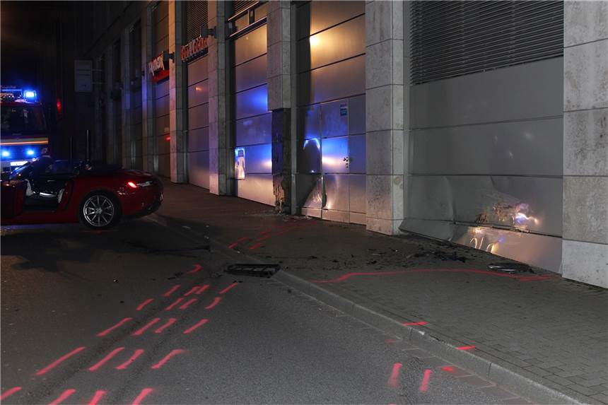 Mercedes AMG kracht in Fassade der Thier-Galerie Die Fassade der Thier-Galerie ist ziemlich demoliert.
