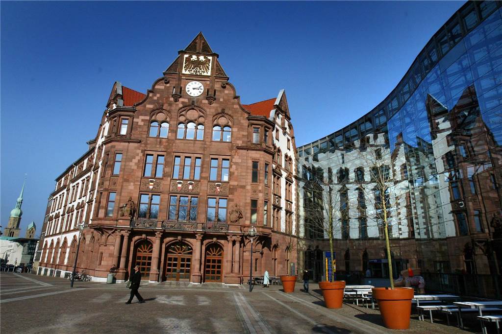 Kreuz-Grundschule: Berühmter Stadtbaurat lieferte die Pläne für Prachtbau Die Fassade des Alten Stadthauses erzählt Stadtgeschichte.