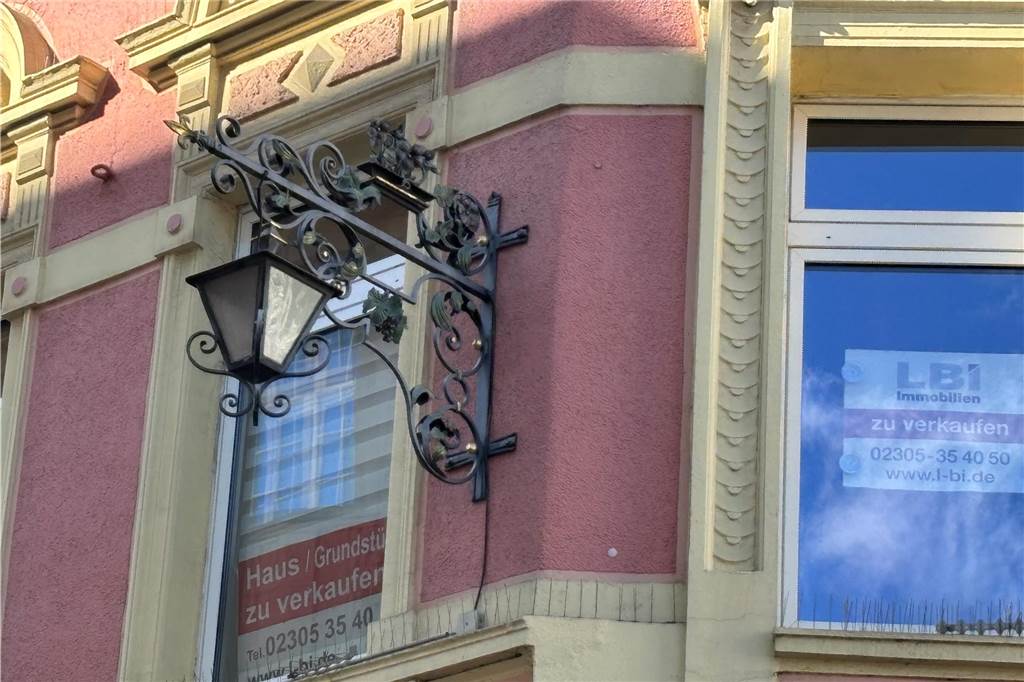 Markt-Gebäude zum Verkauf: Haus mit Eisdiele kostet 690.000 Euro Die Fassade des Hauses ist mit Stuck verziert. Es wurde Ende des 19. Jahrhunderts erbaut.