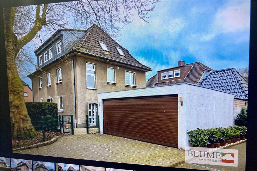 Immobilienmarkt: Viel grüner kann man in Castrop-Rauxel wohl kaum wohnen Die Fassade könnte einen Anstrich vertragen, die Substanz des Hauses aber scheint sehr gut zu sein.