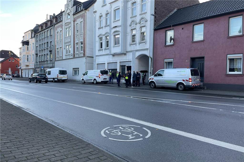 Leben im Problem-Straßenzug: Anwohner in Angst – Grill neben Benzinkanister Die Fassaden der Altbauten sind zum Teil stuckverziert. Aber in den Gebäuden sind die baulichen Zustände zum Teil prekär.