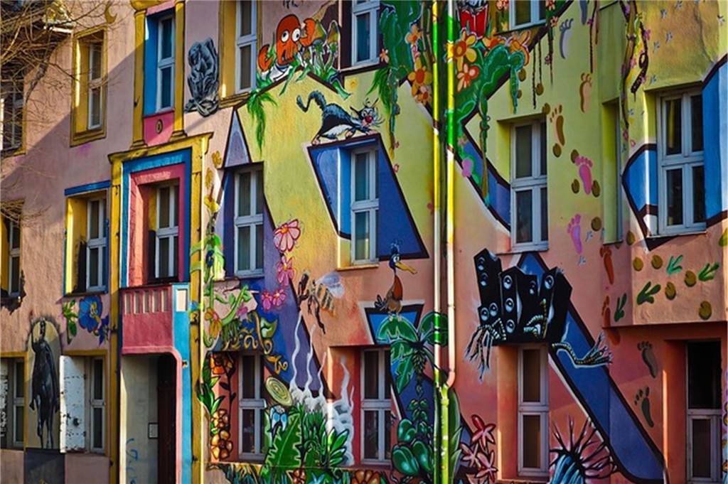 Die Stadt als Kunstgalerie: Streetart und Graffiti in NRW häuser mit bunten graffitis