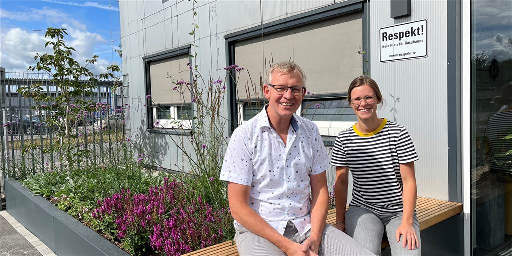 Fassadenbegrünung und Staudenbeete: Im Industriegebiet Gaxel tut sich etwas für die Natur Die Fassadenbegrünung bei der Firma LM Design wächst. Geschäftsführer Christian Uppenkamp und Johanna Schroer von der Unternehmenskommunikation sehen es auch als Test für weitere Projekte.