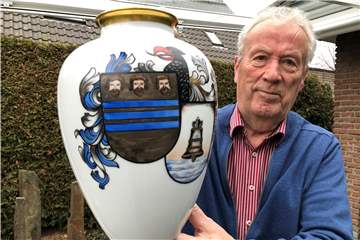 Die fast 60 Jahre alte Kemper-Vase mit den drei Stadtlohner Paulusköpfen ist aus Bayern nach Stadtlohn zurückgekehrt. Gestaltet wurde die Vase vom Münsteraner Porzellanmaler Bernhard te Uhle mit dem Stadtlohner Paulus-Wappen.
