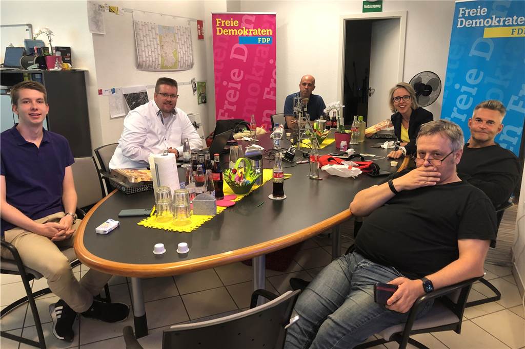 Stadtrat kostet die Castrop-Rauxeler seit dem 1. November noch mehr Geld Die FDP etwa hat ihr Fraktionsbüro (hier bei der Kommunalwahl) am Biesenkamp. Dafür erhält sie wie alle Fraktionen einen Mietzuschuss.