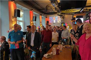 Im Messezentrum der Westfalenhallen kommen aktuell die Wahlhelfer zusammen, um die Auszählung der Briefwahl vorzubereiten.
