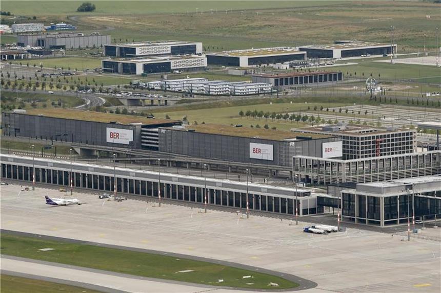 VW will Autos ohne Zulassung auf BER-Flughafen abstellen Die fehlenden Zulassungen für Fahrzeuge nach dem neuen WLPT-Abgastest führen zu Parkplatznot bei Volkswagen. Der Konzern weicht jetzt mit zahlreichen Neuwagen auf den Berliner Pannenflughafen BER aus. Foto: Bernd Settnik