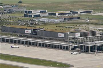 Die fehlenden Zulassungen für Fahrzeuge nach dem neuen WLPT-Abgastest führen zu Parkplatznot bei Volkswagen. Der Konzern weicht jetzt mit zahlreichen Neuwagen auf den Berliner Pannenflughafen BER aus. Foto: Bernd Settnik