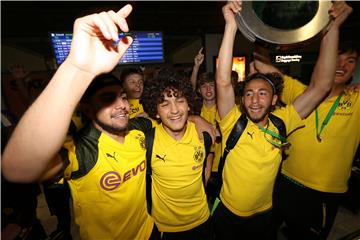 Die Feier der BVB-U17 ging auch nach der Rückkehr aus München am Dortmund Airport weiter.