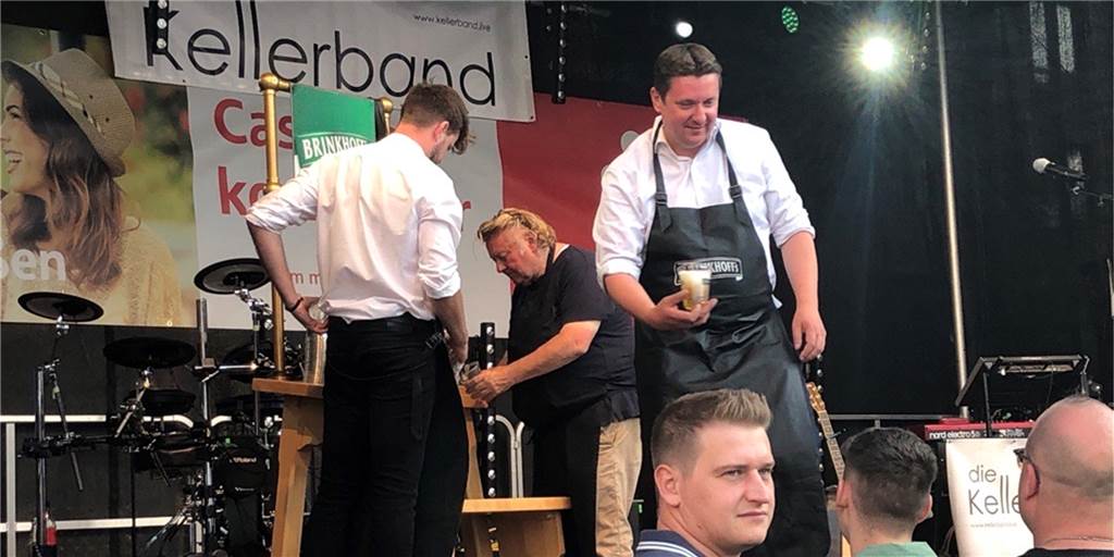Viele Fotos vom Eröffnungsabend: So startete „Castrop kocht über“ Die Feier kann beginnen: Bürgermeister Rajko Kravanja (r.) und Organisator Bubi Leuthold (M.) beim Fassanstich von „Castrop kocht über“.