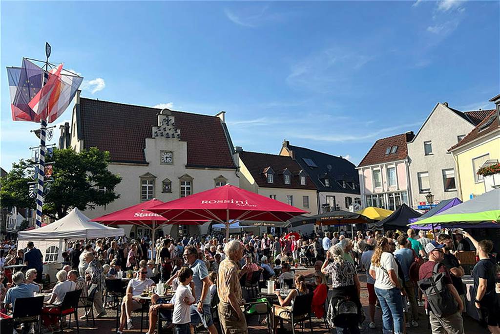 Fietsenfest, White Night und Kabarett auf der Möwe: Veranstaltungen im Mai Besucher beim Feierabendmarkt in Haltern