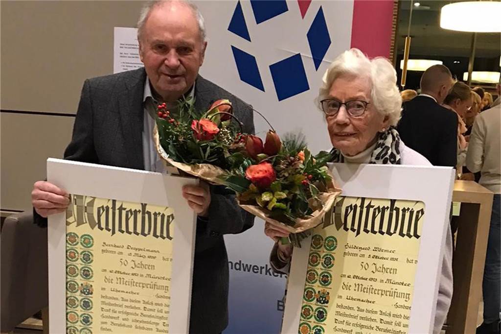 50 Jahre Uhrmacher-Meister: Hilde Wörmer und Bernhard Droppelmann Die feierliche Übergabe der Goldenen Meisterbriefe hat Elisabeth Droppelmann im Bild festgehalten.