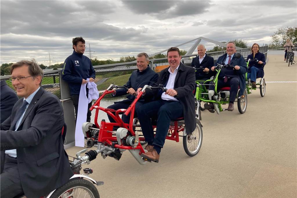 Sprung über die Emscher eröffnet: Bürgermeister und Politiker cruisen mit dem E-Kettcar drüber