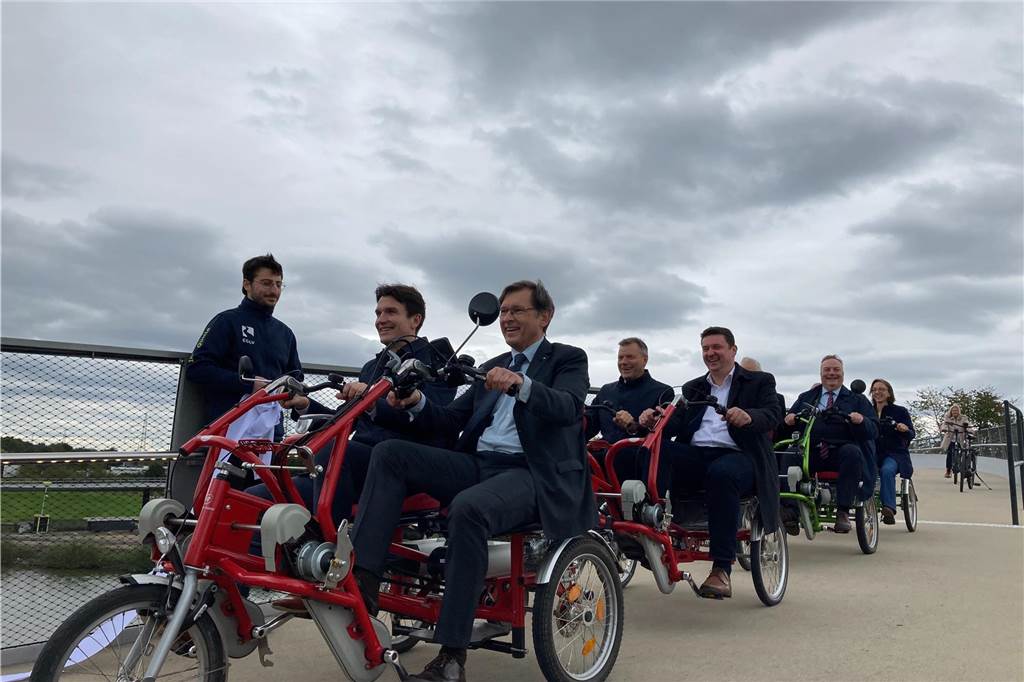 Sprung über die Emscher eröffnet: Bürgermeister und Politiker cruisen mit dem E-Kettcar drüber