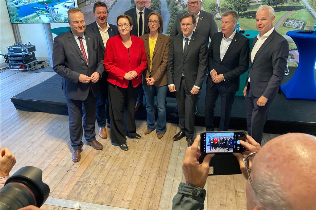Sprung über die Emscher eröffnet: Bürgermeister und Politiker cruisen mit dem E-Kettcar drüber
