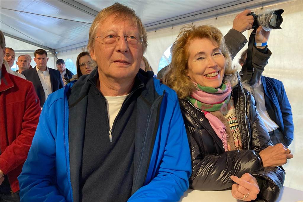 Sprung über die Emscher eröffnet: Bürgermeister und Politiker cruisen mit dem E-Kettcar drüber