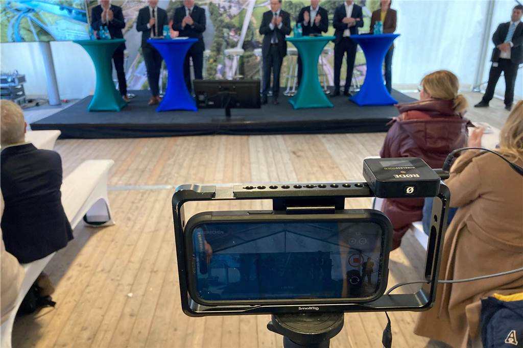 Sprung über die Emscher eröffnet: Bürgermeister und Politiker cruisen mit dem E-Kettcar drüber