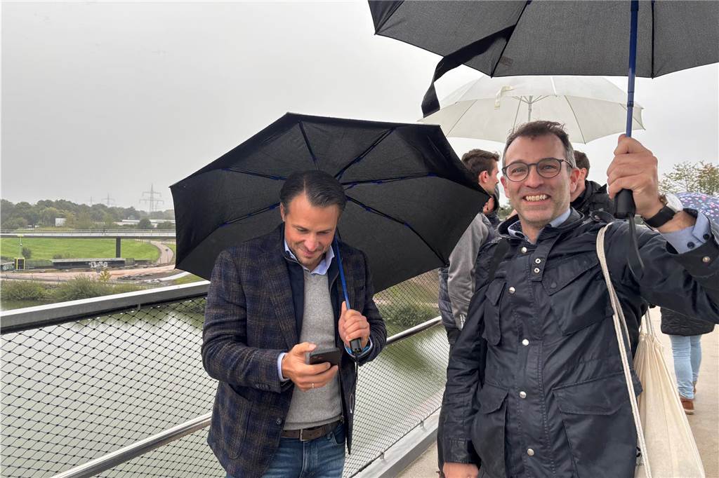 Sprung über die Emscher eröffnet: Bürgermeister und Politiker cruisen mit dem E-Kettcar drüber