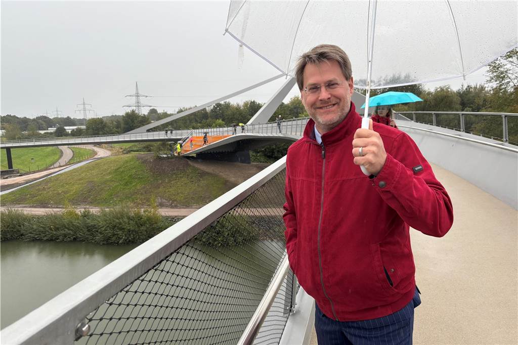 Sprung über die Emscher eröffnet: Bürgermeister und Politiker cruisen mit dem E-Kettcar drüber