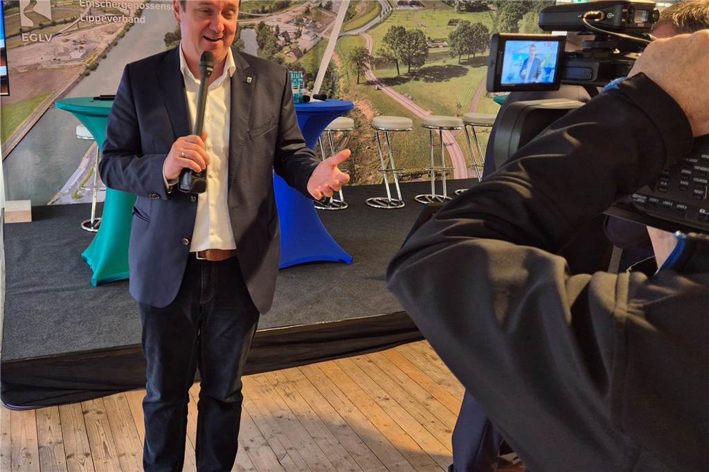 Sprung über die Emscher eröffnet: Bürgermeister und Politiker cruisen mit dem E-Kettcar drüber