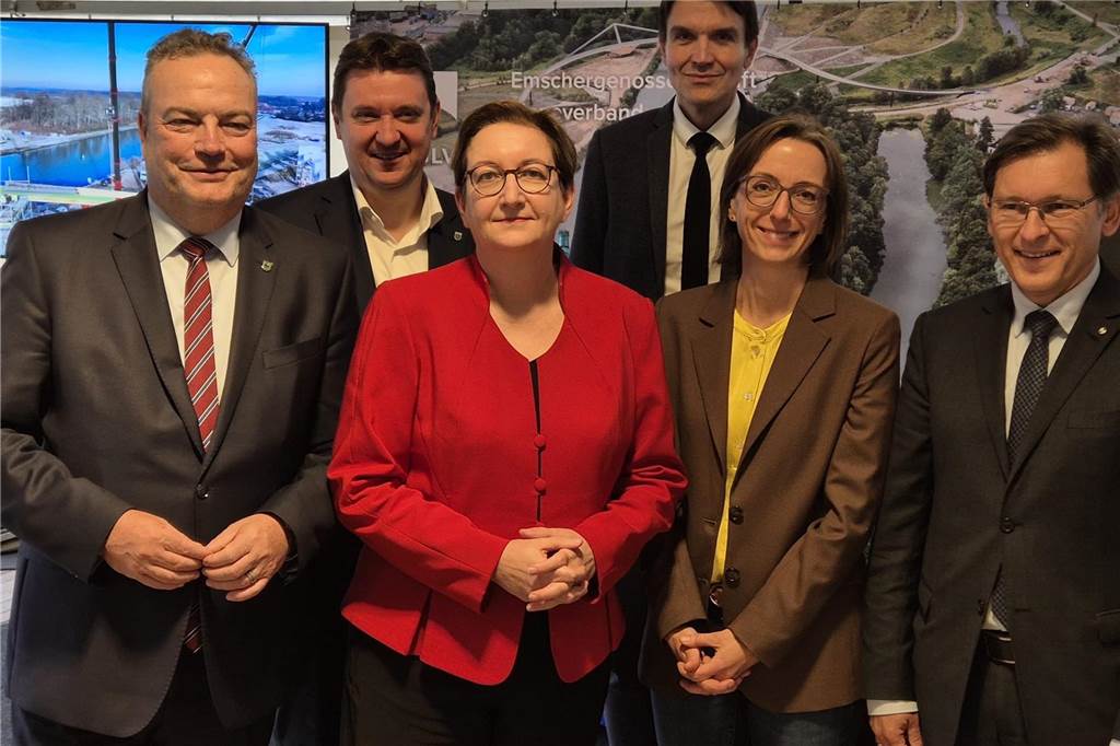 Sprung über die Emscher eröffnet: Bürgermeister und Politiker cruisen mit dem E-Kettcar drüber