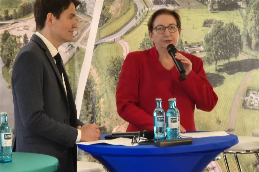 Sprung über die Emscher eröffnet: Bürgermeister und Politiker cruisen mit dem E-Kettcar drüber