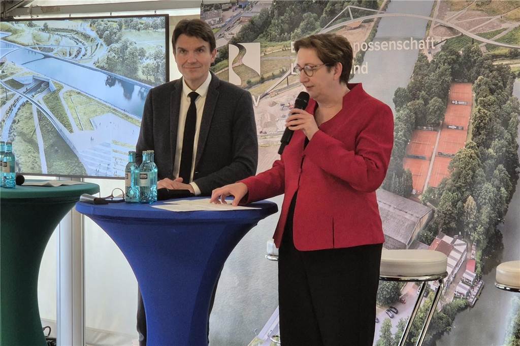 Sprung über die Emscher eröffnet: Bürgermeister und Politiker cruisen mit dem E-Kettcar drüber