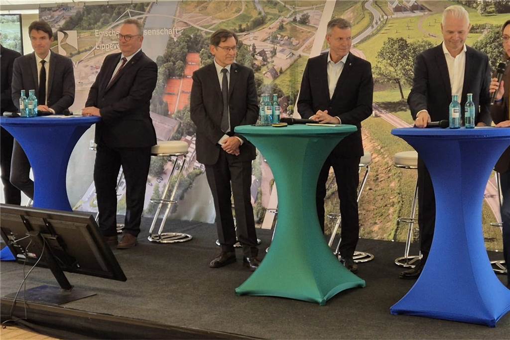 Sprung über die Emscher eröffnet: Bürgermeister und Politiker cruisen mit dem E-Kettcar drüber