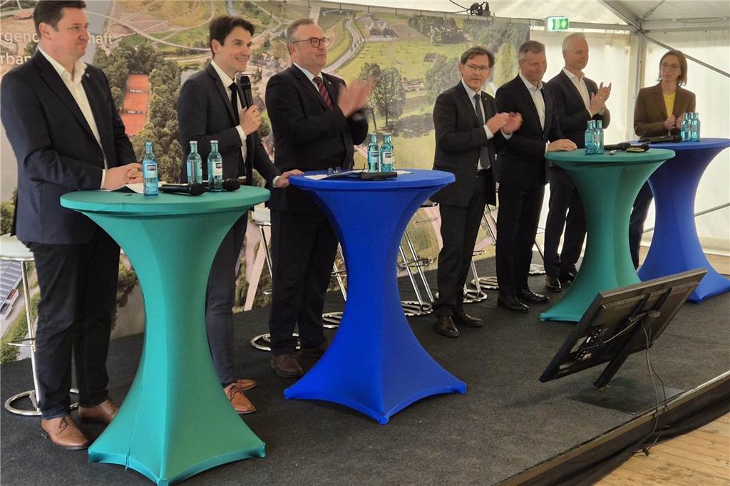 Sprung über die Emscher eröffnet: Bürgermeister und Politiker cruisen mit dem E-Kettcar drüber