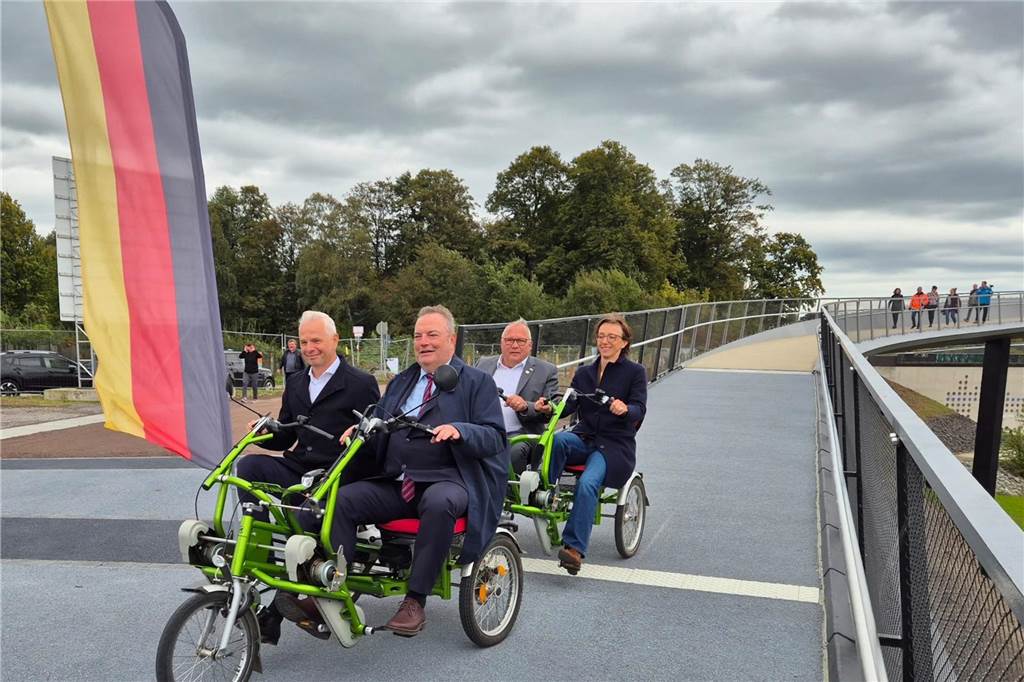 Sprung über die Emscher eröffnet: Bürgermeister und Politiker cruisen mit dem E-Kettcar drüber