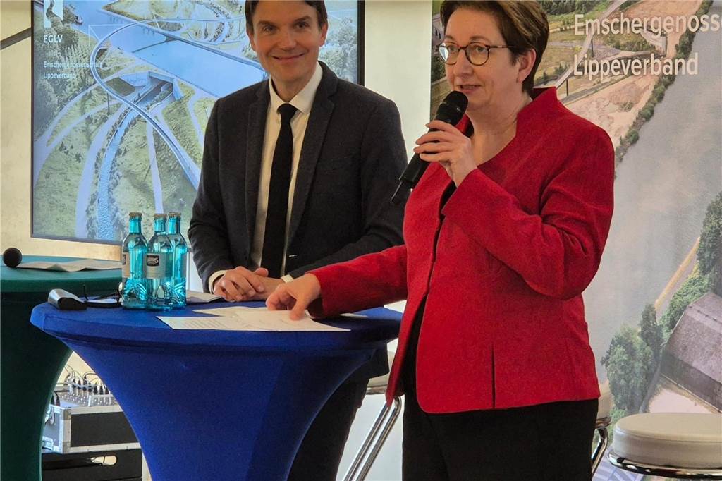 Sprung über die Emscher eröffnet: Bürgermeister und Politiker cruisen mit dem E-Kettcar drüber