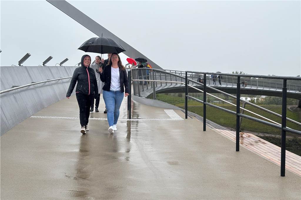 Planten die Architekten den Sprung über die Emscher zu schmal? Die Feiern zur Freigabe des Sprungs über die Emscher am 30. September 2024 in Henrichenburg. Seither gibt es immer wieder Diskussionen, ob die Brücke zu schmal ist.