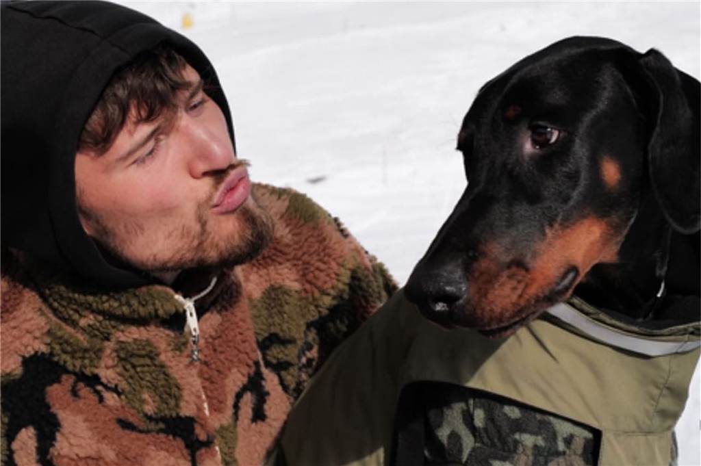 So verbringen die BVB-Profis ihren Weihnachtsurlaub: Viele schwarzgelbe Fotos Gregor Kobel gemeinsam mit seinem Hund.