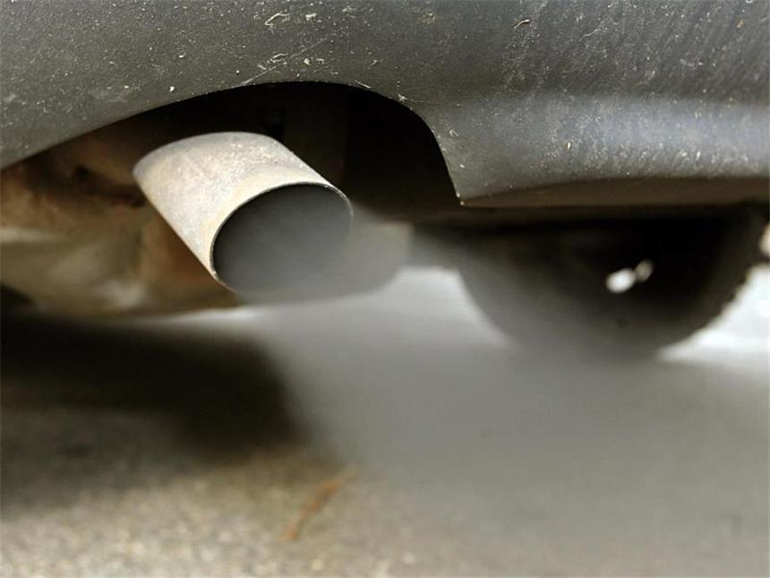 Studie: Fallende Spritpreise torpedieren CO2-Sparbemühungen bei Autos Die Feinstaubbelastung ist vielerorts hoch. Foto: Ulrich Perrey/Archiv