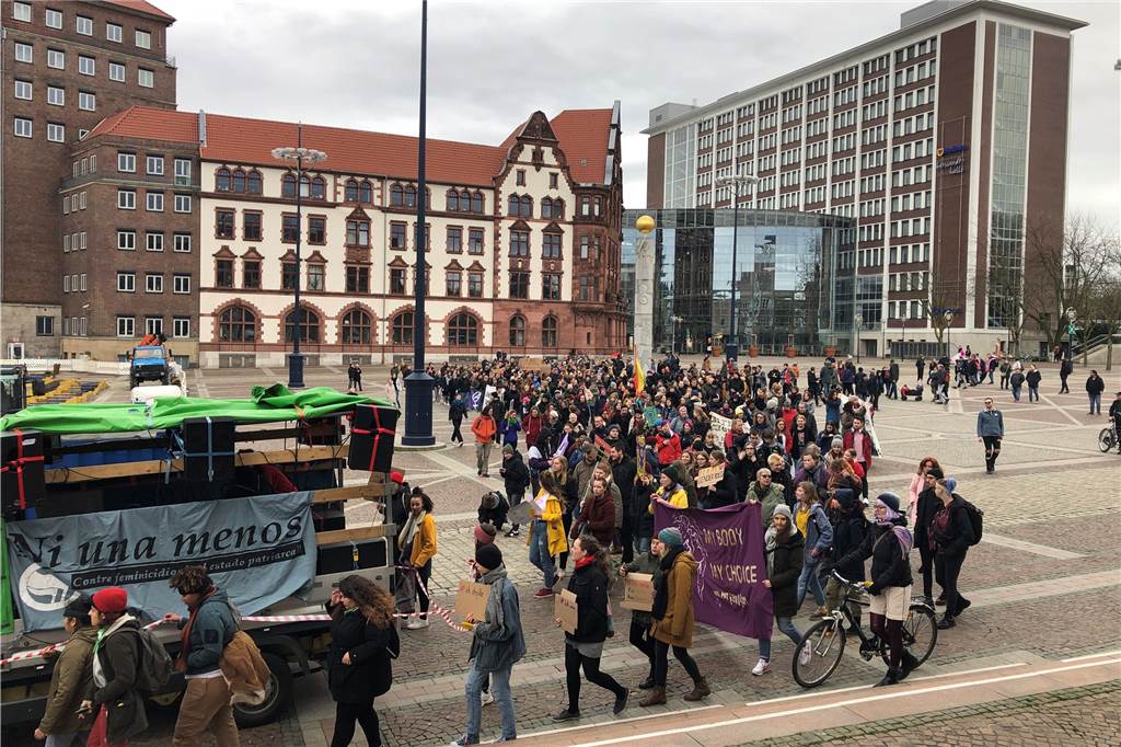 Die feministische Demonstration zum "Frauenkampftag" beim Start auf dem Friedensplatz.