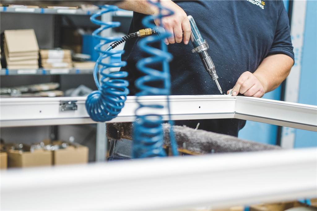 Vom Oedinger Elf-Mann-Betrieb zum Fenster-Spezialisten mit 400 Mitarbeitern in Deutschland Die Fenster bei German Windows werden aus Aluminium, Holz und Kunststoff hergestellt.