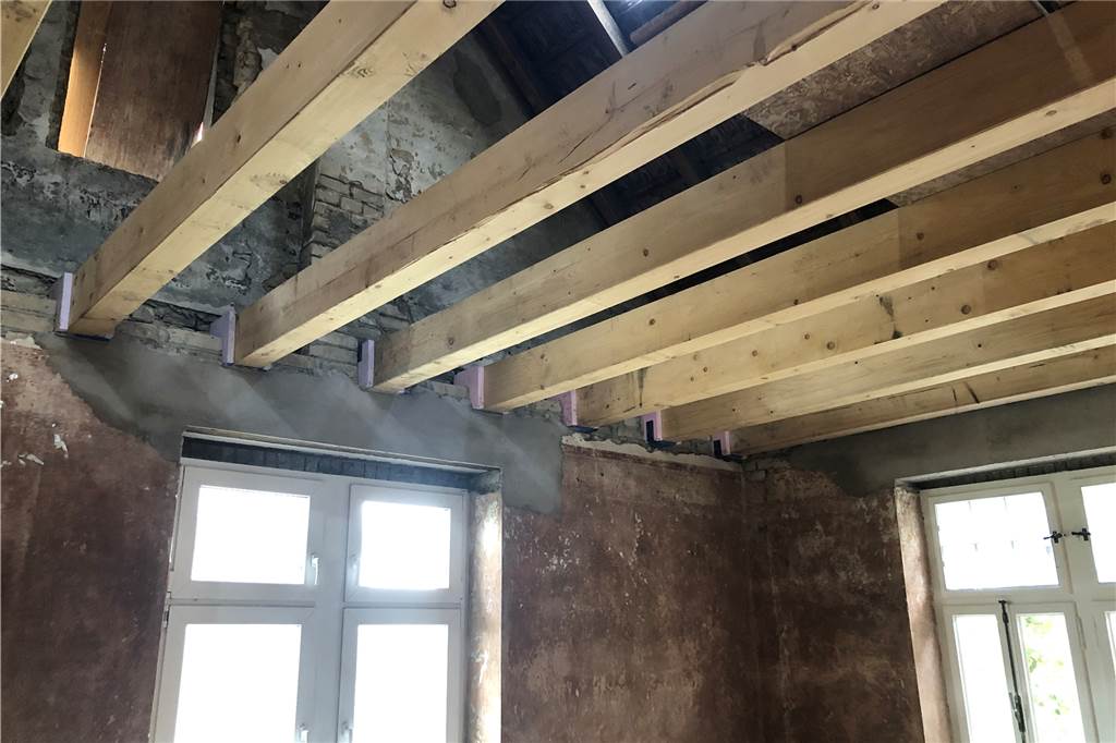 Video-Besichtigung: Jörg Pachura zeigt Villa von ehemaligem BVB-Profi Die Fenster der Villa sind bereits erneuert - Kostenpunkt: 70.000 Euro. Nach einem Brand im Dachgeschoss wurden dort neue Balken eingebaut - das Mauerwerk musste für deren Lagerung erneuert werden.