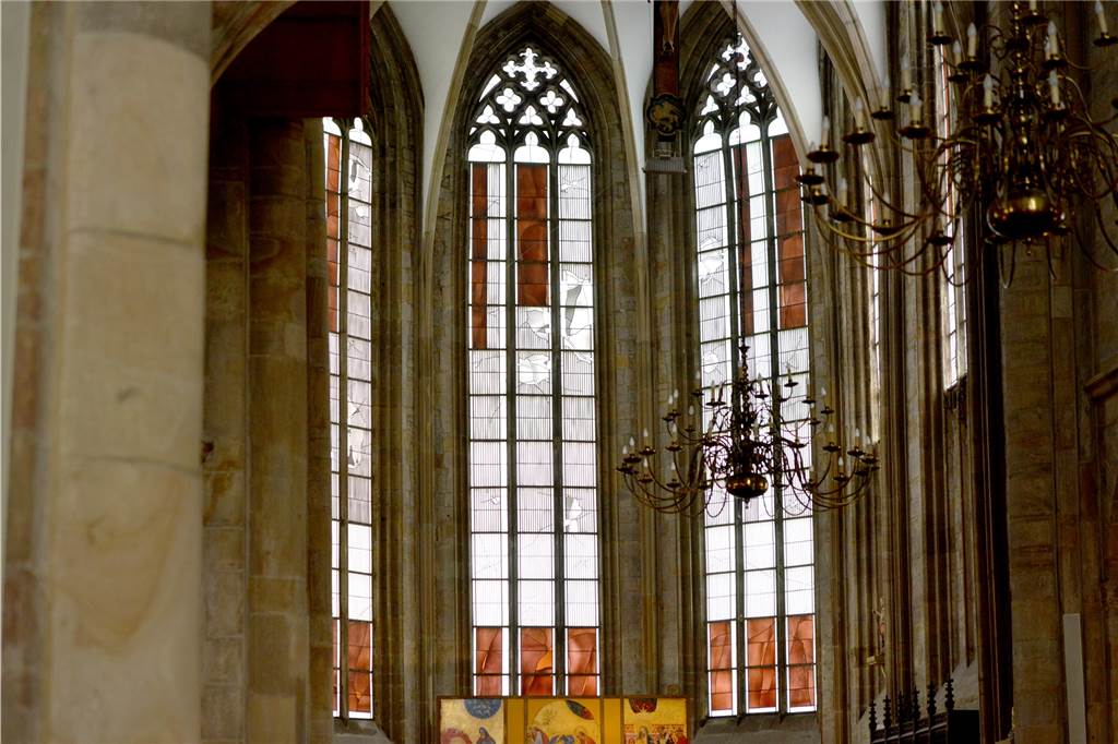 Die Fenster des Altarraums, aus größerer Distanz fotografiert.