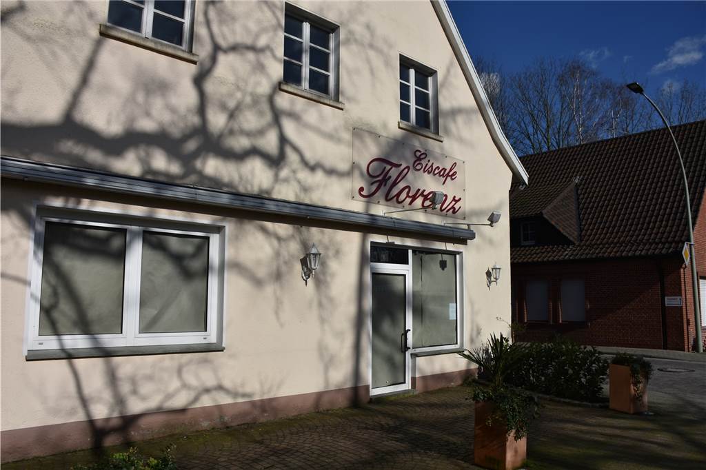Die Fenster des Eiscafés Florenz von Familie Trovato sind mit Papier zugeklebt. Eigentlich wollten sie zu den Ostertagen wieder in Südlohn sein. Wegen des Coronavirus' wissen sie aktuell nicht, wann sie aus Sizilien wieder ausreisen können.