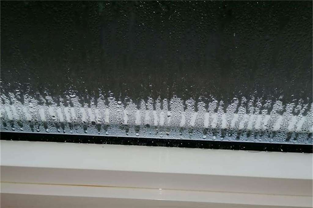 Mieterin sauer: Sanierung steht in der Warteschleife beim Bauverein Lünen Die Fenster seien nicht dicht, bemängelt Stephie Stamm, Mieterin im Espelweg.