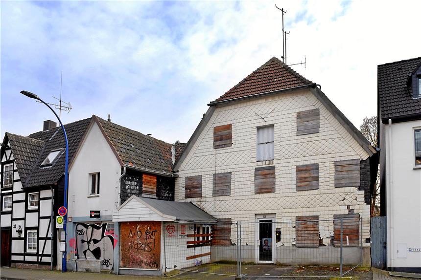 Die Fenster verbrettert, die Auenanlagen verschmiert, das Haus an der Reichshofstraße ärgert vor allem die Nachbarn.
